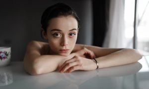 девушка смотрит